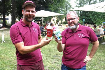 Picknick im Flöhaer Baumwollpark: Es gab nicht nur etwas zu essen - Vereinschef Manuel Grießenbach (l.) und Vereinsmitglied Tobias Rudolph präsentieren die neuen Mehrwegbecher des Gewerbe- und Festvereins.
