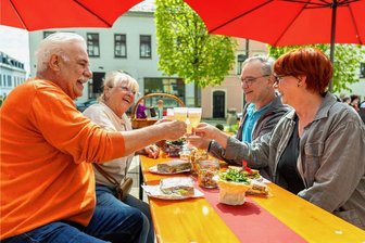 Picknick lockt viele Treuener auf den Marktplatz - Zu den Besuchern des Treuener Stadtpicknicks zählten auch Christian, Dagmar, Lars und Katrin Koch.