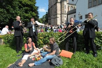 Picknick mit Musik - Picknick mit Musik auf dem Schlossberg. Auch in diesem Jahr findet Anfang September wieder ein Open-Airk-Konzert statt.