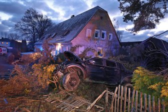 Pickup zerstört Zaun und Bäume in Pleißa - Ein Pickup hat am Mittwochmorgen einen ganzen Zaun an der Hohensteiner Straße in Pleißa zerstört.