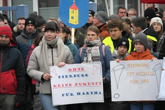Pierburg Hartha: Eine ganze Stadt kämpft um den Erhalt des Standortes - Machen sich gemeinsam dafür stark, dass die Lichter nicht ausgehen: Oberschüler und Belegschaft von Pierburg.