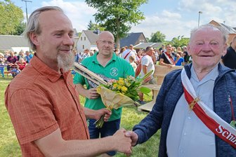 Pieter Hofmann triumphiert beim Jubiläumsschießen in Cämmerswalde - Gotthard Fritzsch, Schützenkönig von 1965, gratuliert seinem 60. Nachfolger Pieter Hofmann.