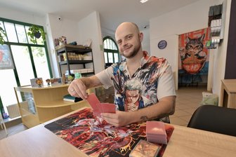 Pikachu erobert Zwickau: Kevin Linkenheil eröffnet den ersten Sammelkartenladen der Stadt - Kevin Linkenheil will in seinem neuen Café regelmäßig Turniere veranstalten.