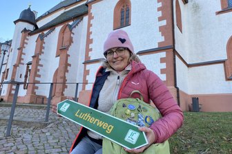 Pilgern geht auch im Advent: Eine Mittweidaerin und der Lutherweg - Aneta Grund aus Mittweida engagiert sich als Landesbeauftragte für den Lutherweg Sachsen. Auch an der Stadtkirche Mittweida führt der spirituelle Rundwanderweg vorbei.