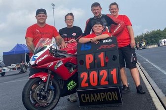 Pilot aus Bernsbach verteidigt seinen Titel - Der Motorsport ist Herzens- und Familiensache: Deshalb durfte sich Jörg Trültzsch (3. v. l.) vom MC Grünhain bei seiner Titelverteidigung im HR-Cup als erstes über Glückwünsche von all seinen Lieben freuen.