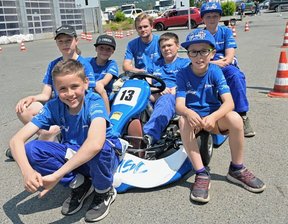 Piloten brettern um die Pylonen - Gehörten am Sonntag beim "Heimspiel" zum erfolgreichen Kartteam des 1. Auer MSC: Fynn Blechschmidt, Tim Weiß, Rocco Tautenhahn, Cedric Pausch, Tobias Gilgen, Lennard Beetz und Julian Viola (v. l.).