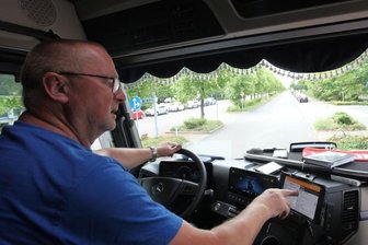 Piloten der Landstraße: So sieht der Alltag eines Truckers aus - Die Cockpit-Armaturen eines modernen Lastkraftwagens erfordern vom Fahrer gute technische Kenntnisse. Die Displays sind IT-vernetzt.