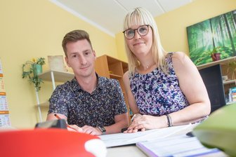 Pilotprojekt für Migranten startet an Plauener Schule: „Frustration und Perspektivlosigkeit können wir entgegenwirken“ - Hufeland-Schulleiterin Marlen Michel hat ein junges Team an ihrer Seite, unter anderem ihren Stellvertreter Nico Seifert.