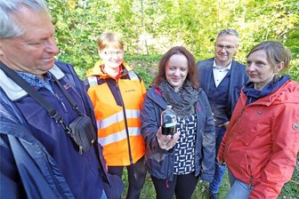Pilotprojekt in Freiberg: Wie Mikroorganismen bei Altbergbau-Sanierungen helfen sollen - Lutz Eckstein von der Landesdirektion Sachsen, Jana Pinka von Geos, Sabrina Hedrich von der TU Bergakademie Freiberg sowie Heiko Schwarz und Sabine Meißner von der Saxonia (v. l.) begutachten die Mikroorganismen, die einen Großteil der Arbeit an der Hammerberg-Spülhalde erledigen werden.
