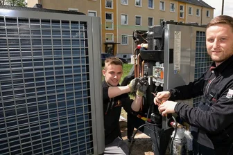 Pilotprojekt in Markersbach: Heizen mit der Sonne auch im Altneubau - Frederic Göbel (r.) und sein Bruder Niclas Göbel von der Firma Elektroservice Hinkel aus Bermsgrün haben die Luftwärmepumpen vorm Haus verkabelt.