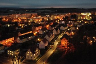 Pilotprojekt in Westsachsen: Tanken Autos bald an Straßenlaternen? - Alle Jahre wieder leuchtet die Sieben-Hügel-Stadt im Advent. Ab nächstem Jahr dürfte alles noch etwas heller werden durch die Umstellungen auf LED-Lichter.