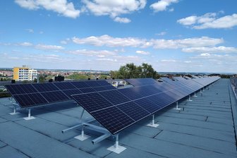 Pilotprojekt Mieterstrom hat in Freiberg einen schweren Start - Die Photovoltaikanlage auf dem Dach des Wohnblocks Mendelejewstraße 38 bis 48 in Freiberg kann rund 60.000 Kilowattstunden Sonnenstrom pro Jahr ernten.