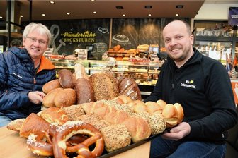 Pilotprojekt mit Backwaren bei Edeka in Markneukirchen - Bäckermeister Roman Wunderlich (links) beliefert jetzt den Edeka-Markt, im Foto Marktleiter Andreas Meißner, in Markneukirchen mit verschiedenen Brotsorten, Kuchen und Stollen.