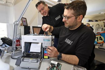Pilotprojekt Reparaturbonus: Westsachsens Handwerker bedauern das Aus - Druckerreparatur bei Gedat. Im Bild Vertriebsmitarbeiter Marco Kulike (links) und Techniker Stefan Lupu.