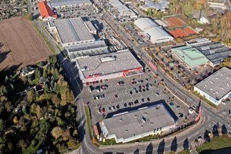 Pilotprojekt: Wie Wasser vor dem Versickern gereinigt wird - Der Blick aus der Vogelperspektive: Die Hohe Straße befindet sich links neben dem A4-Center. Das Foto entstand 2014. 