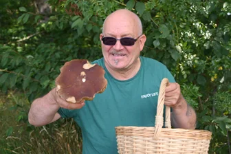 Pilzberater Jörg Oehme aus Flöha rät zu Geduld: „Die Pilzschwemme kommt erst im Herbst“ - Pilzberater Jörg Oehme aus Flöha hat einen Steinpilz gefunden.
