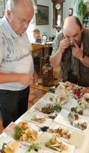 Pilzberater Jochen Pöhland (rechts) und Peter Wagner 