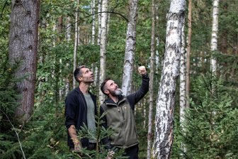 Pilze, Bakterien, Kiefern-Borkenkäfer: Was der geschundene Vogtland-Wald in den nächsten Jahren noch überstehen muss - Sie kümmern sich um Plauens Stadtwald: Die Förster Michael Ernst und Steve Fischer müssen den Spagat hinbekommen, die dominierenden Fichten-Monokulturen in robusten Mischwald umzuwandeln und zugleich Gewinne zu erwirtschaften. In diesem Jahr erwartet Plauen 700.000 Euro Gewinn. In der Stadtratssitzung gab es Lob für die Förster.