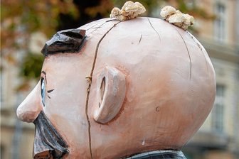 Pilze mitten in Plauen entdeckt: Dem Vater wachsen sie aus dem Kopf - Vor dem Landratsamt auf dem Postplatz wachsen dem Vater des beliebten Figurenpaares Pilze aus dem Kopf. 