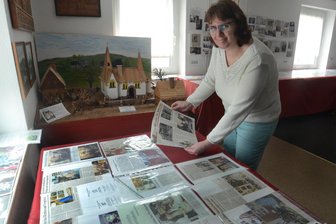 Pilze und DDR sind der Renner - Was ein vogtländisches Dorf alles auf die Beine stellt - Michaela Gerbeth legt Zeitungsausschnitte aus und bereitet die Ausstellung vor. ß