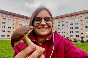 Pilzglück mitten im Neubaugebiet: Selina Schöne aus Freiberg findet Schätze - Selina Schöne am Sonntag beim Pilzesuchen im Freiberger Wohngebiet Friedeburg, hier mit einem Birkenpilz.