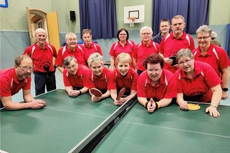 Ping Pong Parkinson als Erfolgsstory: Zwickauer Selbsthilfegruppe braucht wegen Zulauf mehr Hallenzeiten - Der Fortschritt ist auch am Outfit sichtbar: Inzwischen tragen alle Mitglieder des Stützpunktes PPP Zwickau einheitliche Shirts.