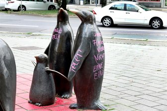 Pinguin-Skulpturen in Chemnitzer Innenstadt mit Farbe beschmiert - Die Pinguine erfreuen sich in der Innenstadt großer Beliebtheit. Jetzt wurden sie beschädigt. Foto: Jan Härtel