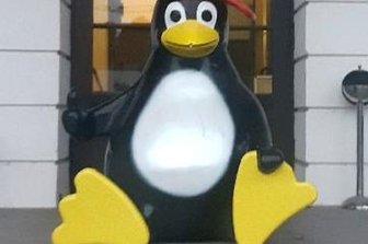 Pinguin von Fans des Betriebssystems Linux entführt? - Die Pinguinfigur wurde Ende vergangener Woche vor den Eingang der Hochschule platziert.
