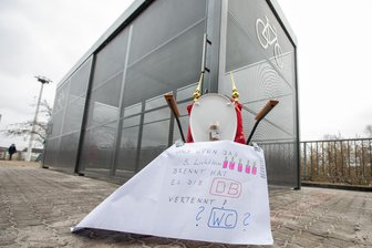 Pinkel-Posse: Freiluft-Klo als Protestaktion am Plauener Bahnhof - Neue Fahrradgarage statt WC-Reparatur. Das stößt vielen übel auf. Als Protestaktion hat jemand ein Klo „installiert“.