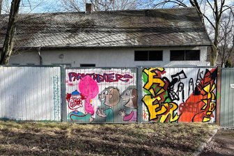 Pinker Ballon statt Maschinenpistole: Polizei übermalt Schmiererei am Plauener Parktheater - Mit einem Ballon übermalte die Polizei eine Maschinenpistole, mit der Unbekannte das Bild verunstaltet hatten.