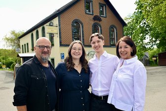Pinzette statt Kelle: Wie sich ein Landgasthof im Erzgebirge über 125 Jahre immer wieder neu erfand - Die vierte und fünfte Generation des Schönburgschen Hofs in Affalter auf einen Blick: Inhaber Mirko Wuth, die Kinder Anna Katharina und Wilhelm sowie Ehefrau Carmen Wuth (v. l.).