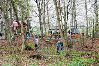 Pionierpark Beiersdorf nach Erneuerung eingeweiht - Zur Ostereiersuche im Pionierpark Beiersdorf kamen am vergangenen Samstag viele Kinder. 