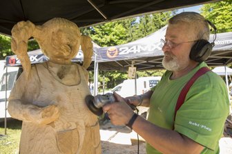 Pippi beim Bildhauersymposium - stark wie ein Baum - Peter Duus aus Thum hat Pippi beim neunten Holzbildhauersymposium an den Orgelpfeifen des Scheibenbergs im Erzgebirge ein weiteres Denkmal gesetzt.