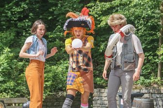Pippi Langstrumpf am Samstag letztmals auf der Chemnitzer Küchwaldbühne - „Pippi auf den Sieben Meeren“ mit Richard Koppermann als Tommy, Vera Cosima Gutmann als Pippi Langstrumpf und Alida Bohnen als Annika (von rechts).