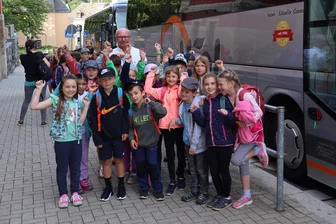 Pippi Langstrumpf auf großer Bühne: Besonderes Erlebnis für Oelsnitzer Grundschüler - Auf zu Pippi Langstrumpf! Die Kinder der Grundschule Am Karl-Marx-Platz Oelsnitz fuhren mit vier Bussen nach Wunsiedel.