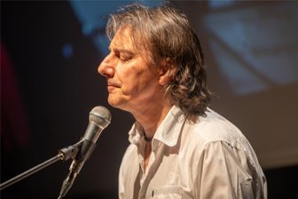 Pippo Pollina in Plauen: „Kommunismus ist in Italien wie Tortellini und Spaghetti“ - Große Stimme aus Sizilien: Cantautore Pippo Pollina stellt im Malzhaus innerhalb seiner Tour das Album „Nell‘ attimo“ (Im Augenblick) vor. Mit den Plauenern spaziert er durch sein Leben als Straßenmusiker und Friedensaktivist.