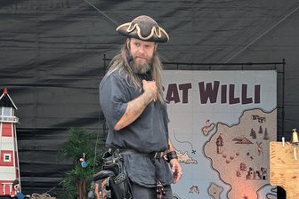 Pirat Willi sticht in Freiberg in See: Warum nicht noch mehr kleine Matrosen anheuerten - Pirat Willi nahm die Kinder mit auf eine musikalische Schatzsuche.