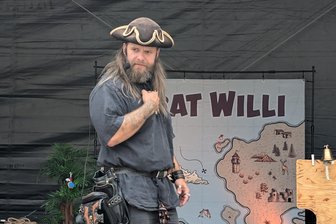Pirat Willi sticht in Freiberg in See: Warum nicht noch mehr kleine Matrosen anheuerten - Pirat Willi nahm die Kinder mit auf eine musikalische Schatzsuche.