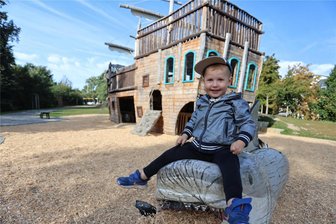 Piratenschiff, Kletterturm oder Bauernhof? Die „Freie Presse“ sucht Zwickaus beliebtesten Spielplatz - Henry (4) aus Zwickau reitet mutig auf dem Hai am Piratenschiff, das auf dem Spielplatz an der Bachstraße steht.