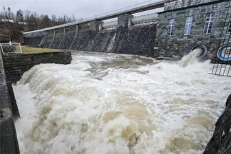 Pirk: Wassermenge in der Weißen Elster sinkt seit Mittwochnacht - Tosende Wassermassen: Seit Mittwochmorgen fließt wieder weniger Wasser aus der Talsperre Pirk in die Weiße Elster.