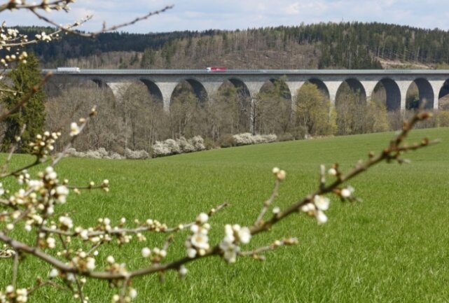 Pirker Autobahnbrücke trägt zwei Namen - Die Pirker Autobahnbrücke hat den offiziellen Namen "Elstertalbrücke". 