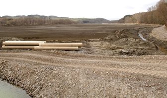 Pirker Schlammwüste sucht ihresgleichen - 
              <p class="artikelinhalt">An der trocken gelegten Vorsperre der Talsperre Pirk lagern Rohre, die die weitere Entwässerung des Schlamms beschleunigen sollen. Sie werden als Abflussleitung rechts der Fischbecken verlegt. </p>
            