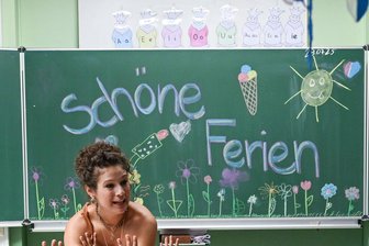 Pisa-Chef Schleicher: „Ganze Schulen sind aus dem Gleichgewicht“ - Das deutsche Bildungssystem müsse besser werden, wenn es darum geht, die Herausforderungen zu bewältigen, die aus der Migration entstehen, meint Pisa-Chef Andreas Schleicher. Das Foto zeigt Lehrerin Vanessa Freigang in einer Berliner Schule am letzten Schultag vor den Ferien.
