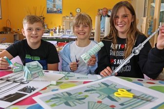 Pisas schiefer Turm im Kleinformat - Der zehnjährige Tim Brauer, die neunjährige Denise Emily Geißler und die zwölfjährige Larissa Urbschad aus Torgau (Foto von links) haben in der Schauwerkstatt der Miniwelt in Lichtenstein Modelle von weltweit bekannten Bauwerken aus Papier gebastelt.