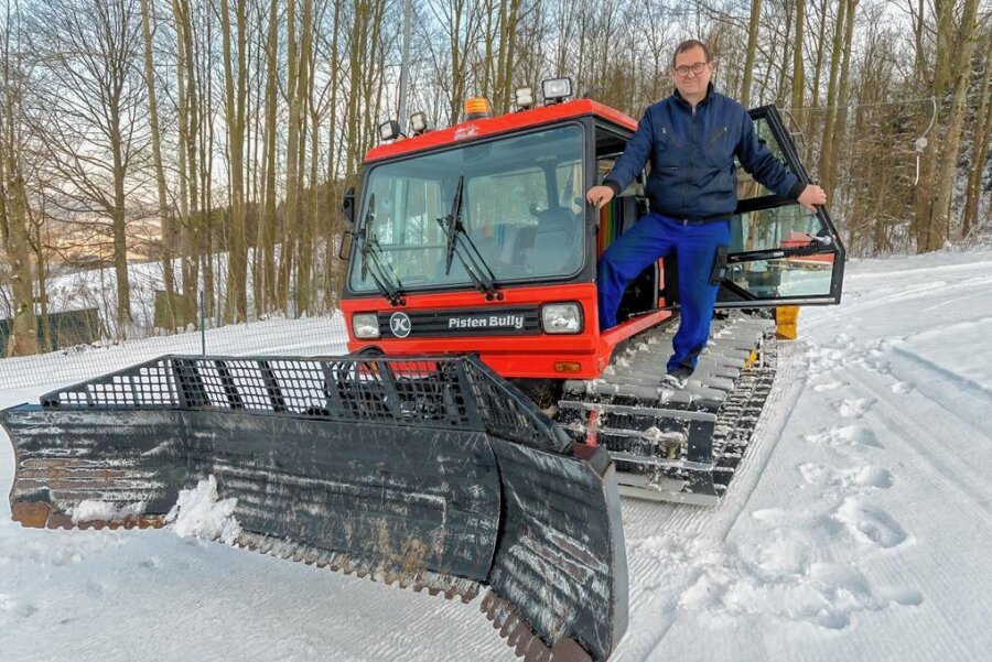 Pistenbully repariert - Skisaison in Olbernhau kann beginnen - Thomas Moron, Vorsitzender des Olbernhauer Skiclubs, freut sich auf den Start in die Saison am Lift an der Frankwarte. 