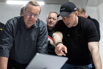 Pistorius in den Herzkammern des ukrainischen Drohnenkriegs - Verteidigungsminister Pistorius in einem ukrainischen Gefechtsstand 