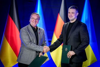 Pistorius in Kiew: gemeinsame Entwicklung neuer Waffen - "Wir sind strategische Partner. Wir unterstützen euch einerseits weiter in eurem Abwehrkampf, aber andererseits bauen wir immer mehr auf eine strukturierte, langfristige Partnerschaft, auf die es ankommt", sagte Pistorius in Kiew.