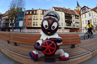 Pittiplatsch-Kapitänsmütze vom Kopf gerissen - Ersatzlösungen - Hier trägt er sie noch: Die Kapitainsmütze haben Unbekannte der Pittiplatsch-Figur in Erfurt vom Kopf gerissen.