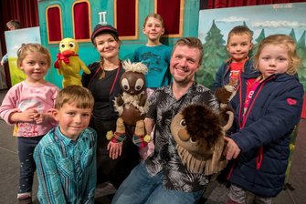 Pittiplatsch macht Halt in Marienberg - Am Ende der etwa einstündigen Aufführung durften die jüngsten Gäste, unter ihnen Laura, Noah, Linda, Alexander und Mathilda (v. l.) die von Viviane Podlich und Marc-Philipp Margraf gespielten Puppen betrachten. Nicht im Bild ist Ensemble-Mitglied Dennis Sobotta, der den Lokomotivführer spielte.