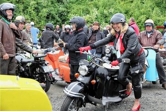 Pitty, Wiesel, Berlin & Co.: Knatternde Roller erobern das Erzgebirge - Gute Laune fährt automatisch mit: Auch Monika Drechsel aus dem Raum Stollberg war beim Rollertreffen des Erzgebirgischen Oldtimerclubs Neustädtel schon dabei – stilecht mit roten Handschuhen und Absatzschuhen steuerte sie ihren „Berliner“.